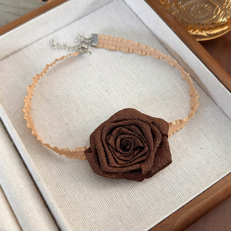 Намисто-чокер із засушеною трояндою