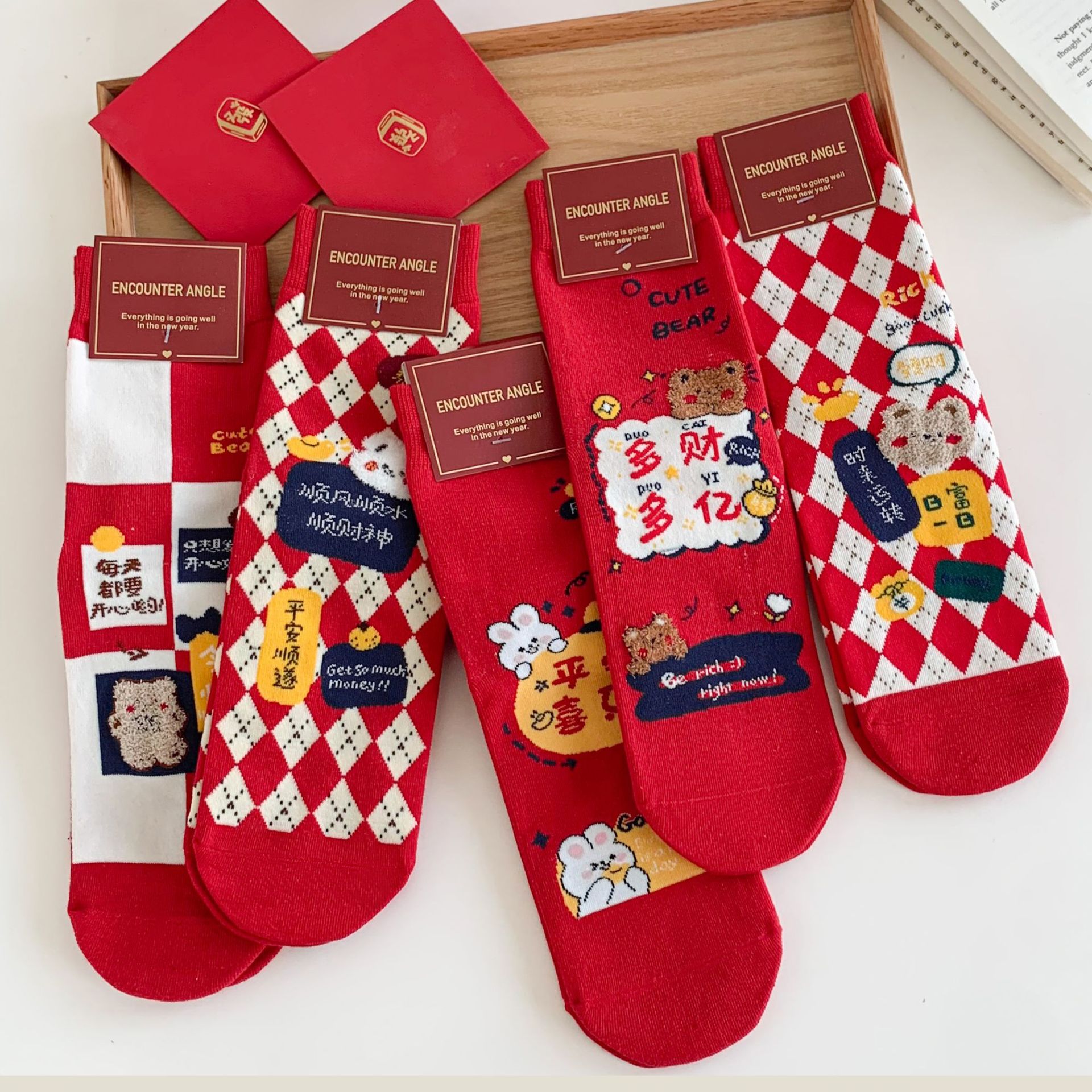 Meias Femininas com Estampa Xadrez e Ursos de Desenho Animado