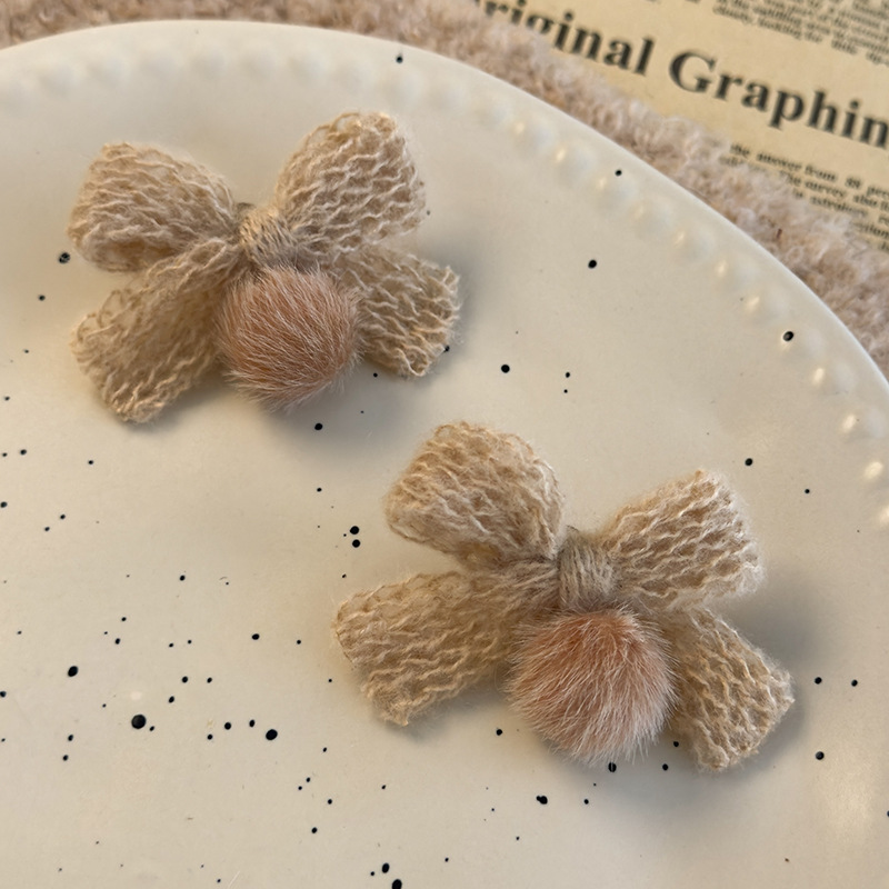 Χειμωνιάτικα πλεκτά σκουλαρίκια με φιόγκο και πομπόν