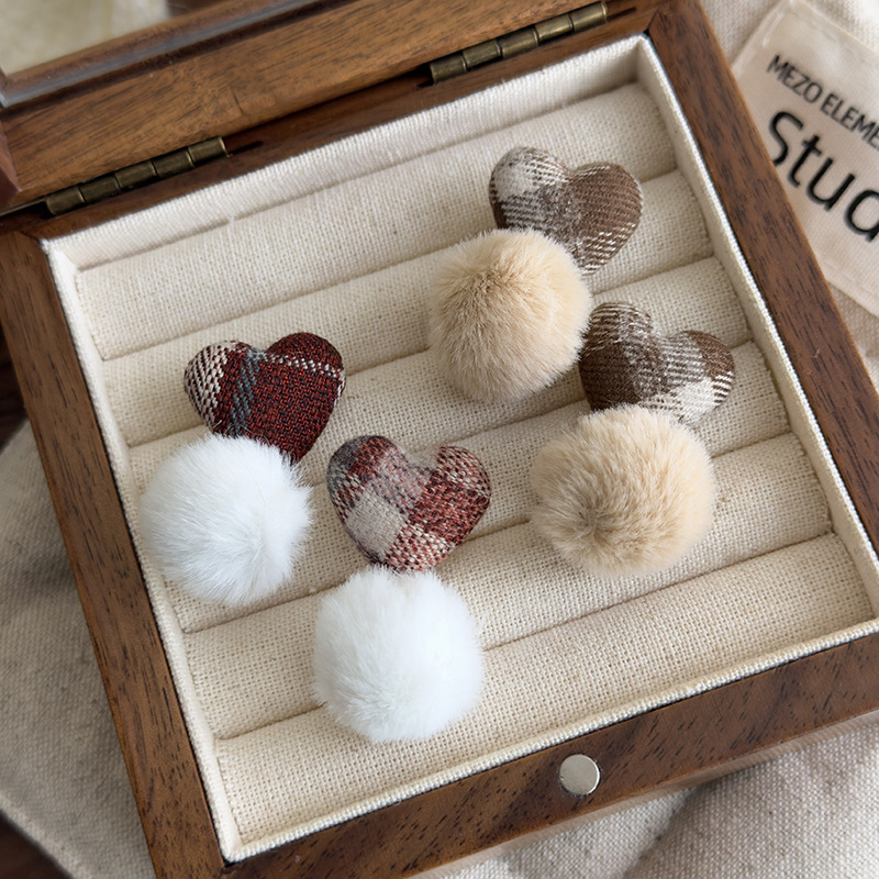 토우프 체크 하트 폼폼 귀걸이