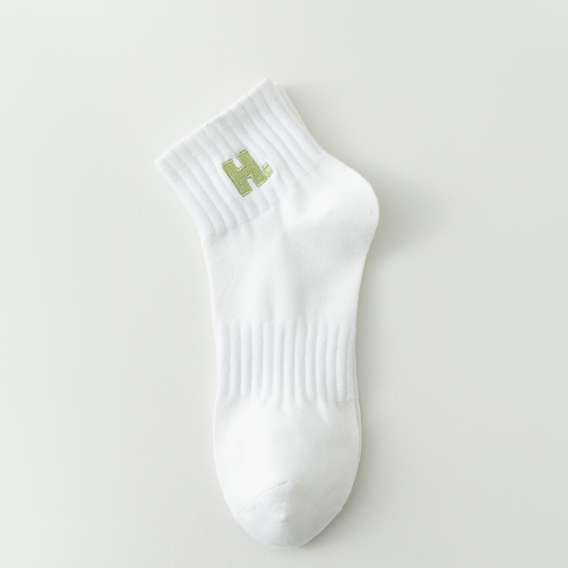 Șosete cu litera H brodată