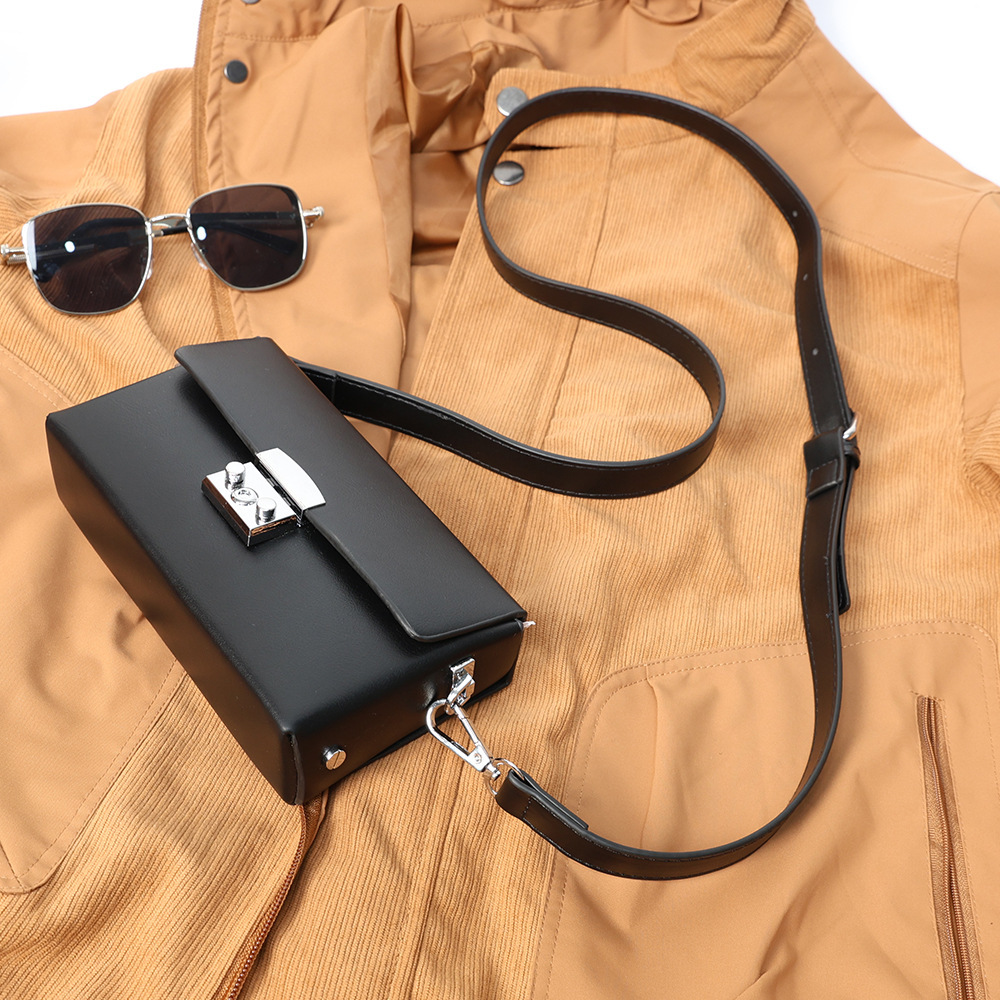 Маленькая квадратная сумка через плечо с цепочкой