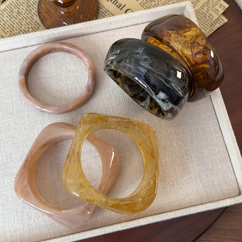 Асиметричні браслети зі смоли