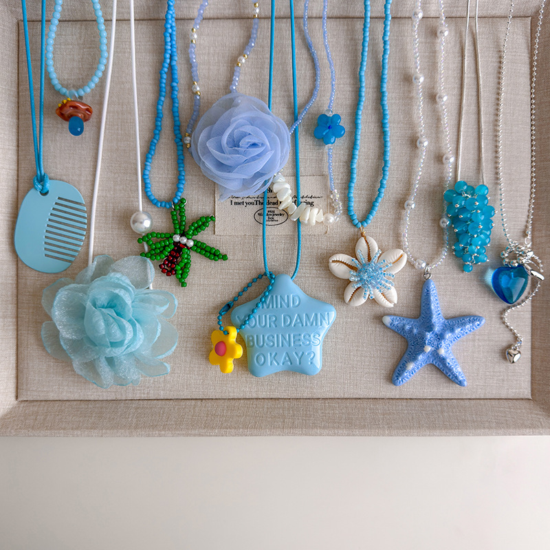 Блакитне намисто з мушлями та намистинами