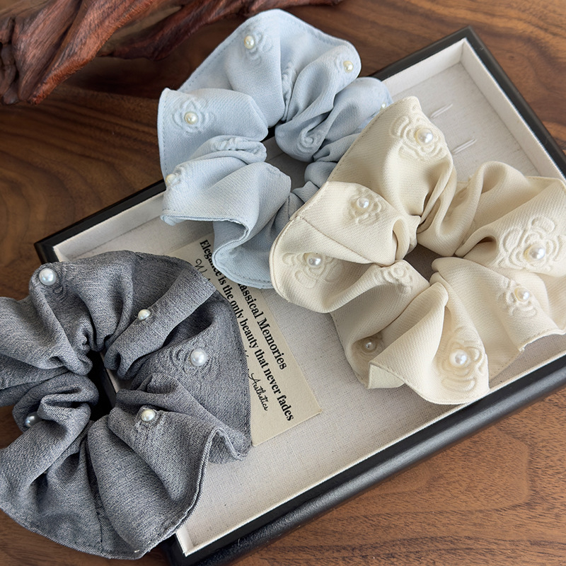 Coleteros y Diademas con Perlas Florales en Relieve