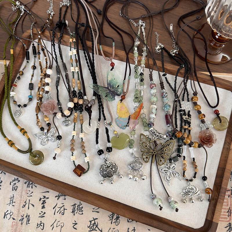 Намисто з бісерним метеликом