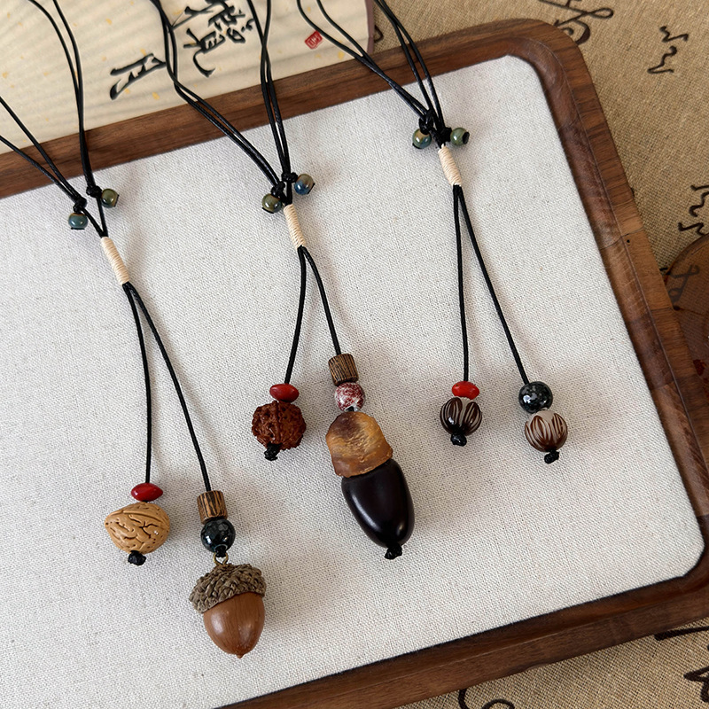 قلادة صنوبر خزفية مضفورة