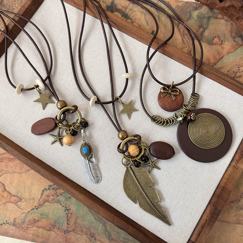 レイヤードビーズネックレス フェザーペンダント付き