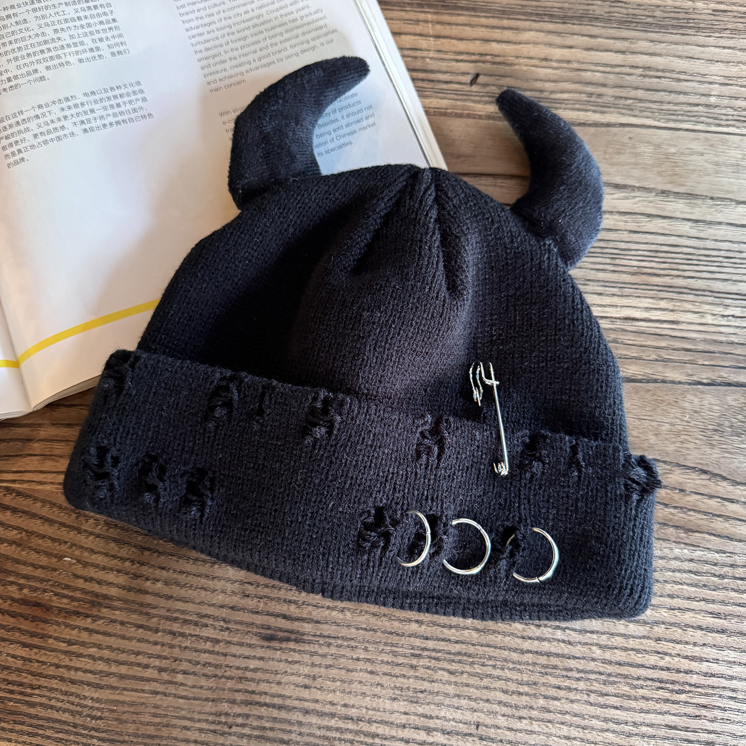 Gorro de Malha Rasgado com Chifres