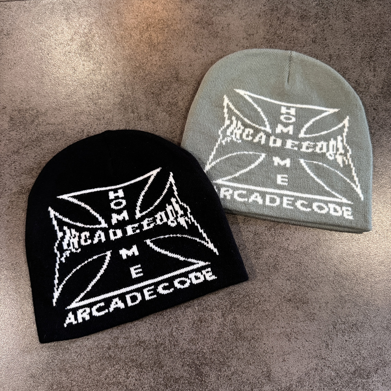 Gorro de Malha com Letras Cruzadas