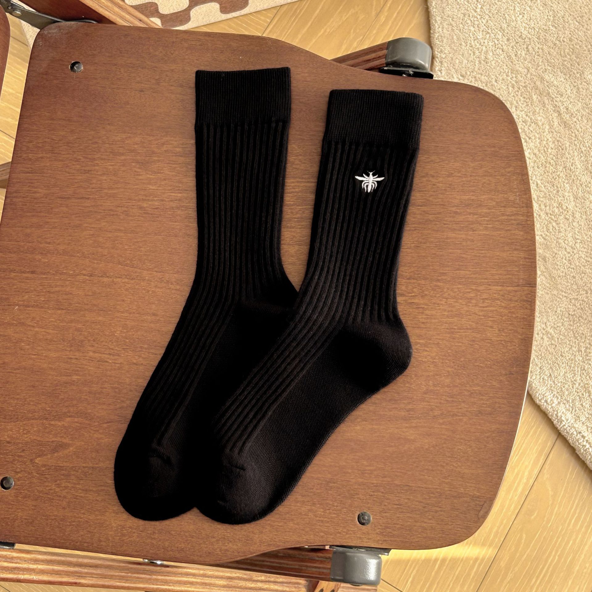 Meias Mid-Calf Bordadas com Abelha