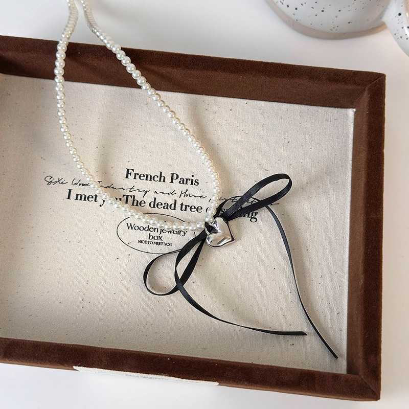 Намисто-чокер перлове з серцем і бантом