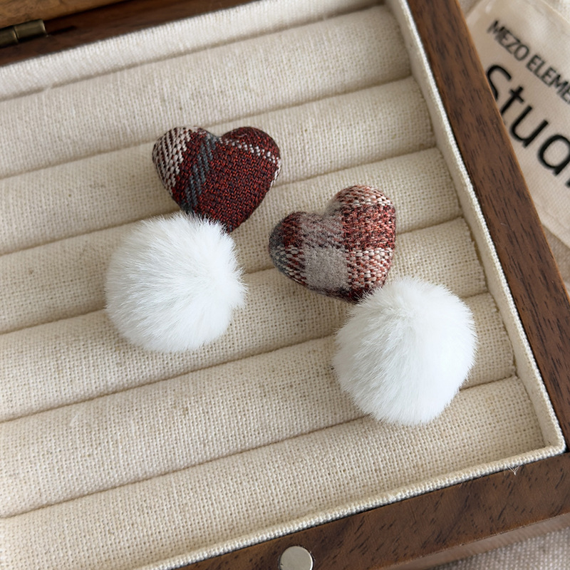 토우프 체크 하트 폼폼 귀걸이