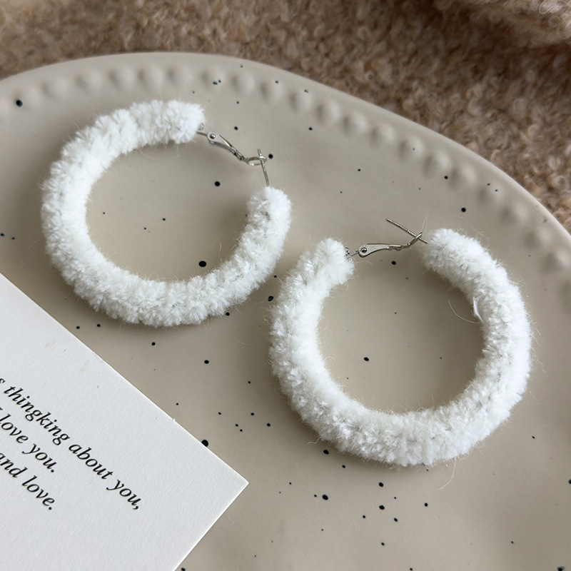 أقراط دائرة ناعمة وطرية