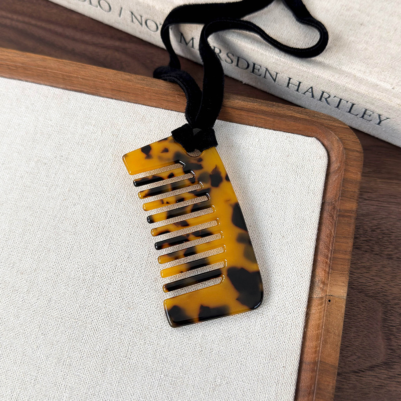 Намисто з кулоном-гребінцем