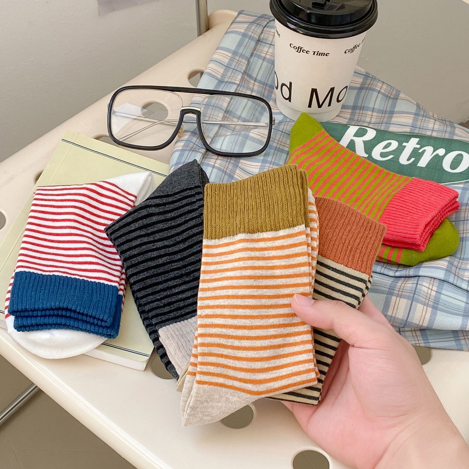 Meias Mid-Calf com Bloco de Cor