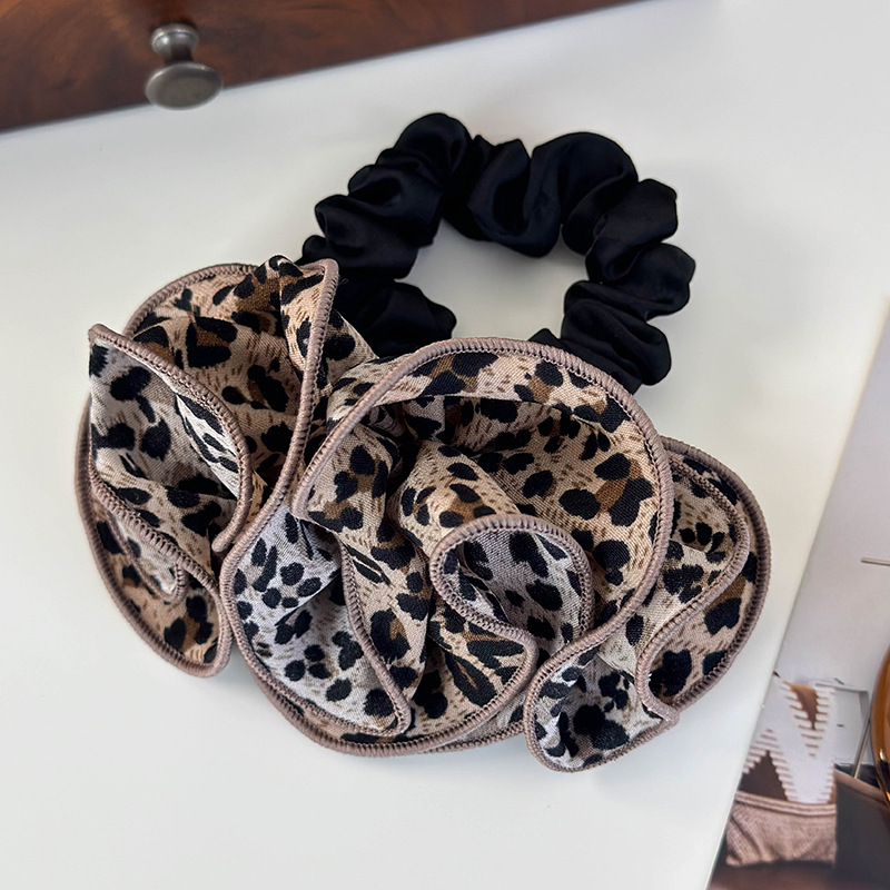 Leopardmönstrad Ruffle Blomma Scrunchy