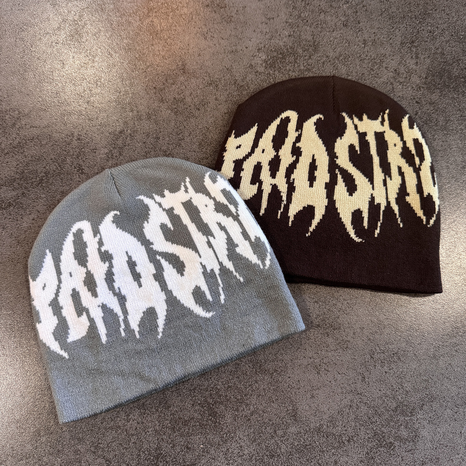 Gorro de Malha Dupla Face com Letras