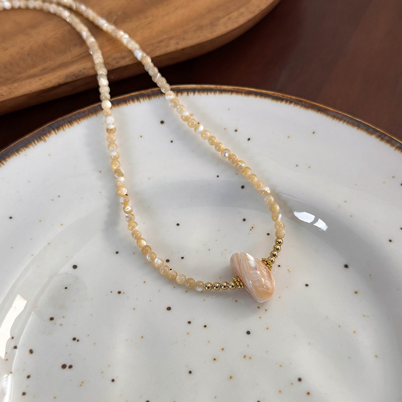 Намисто зі скляних намистин та мушлі