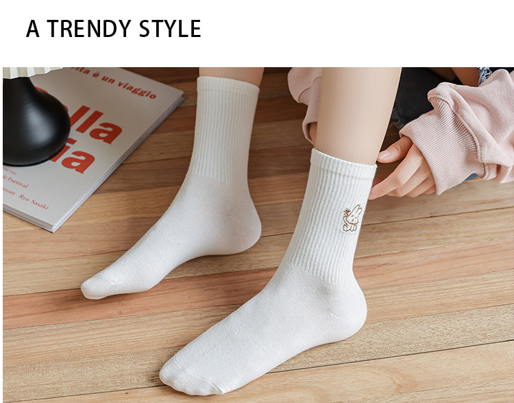 Meias de Algodão Bordadas Cano Médio