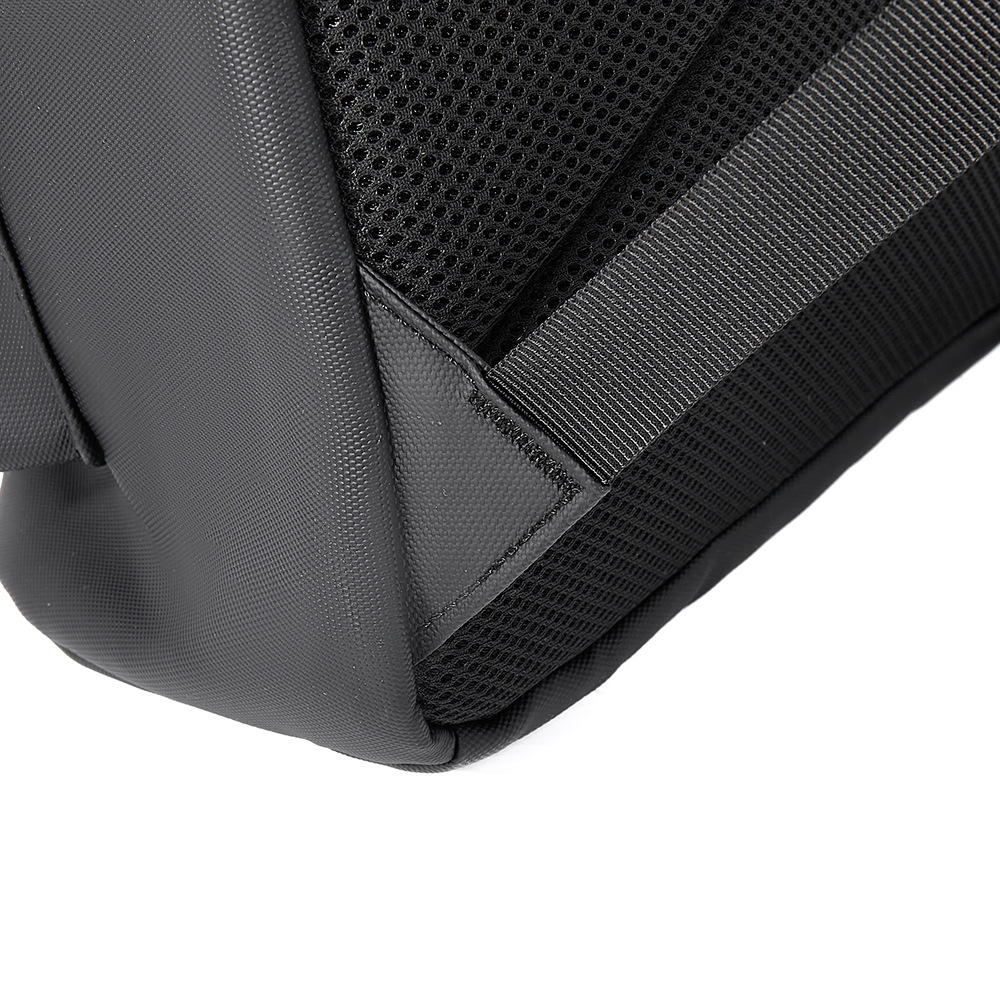 남성 미니멀리스트 노트북 백팩