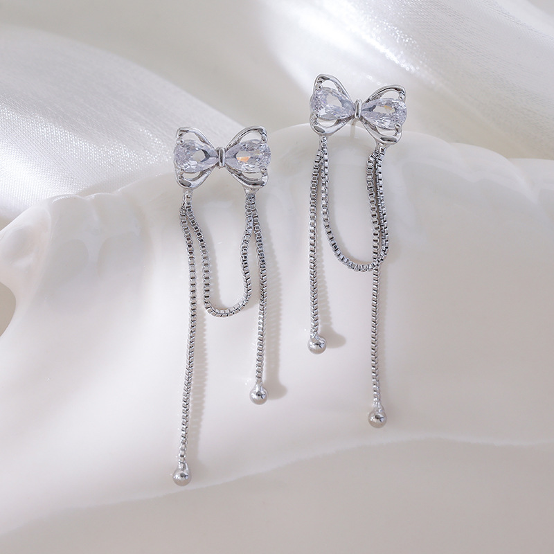 أقراط طويلة ذات شرابات ورباط