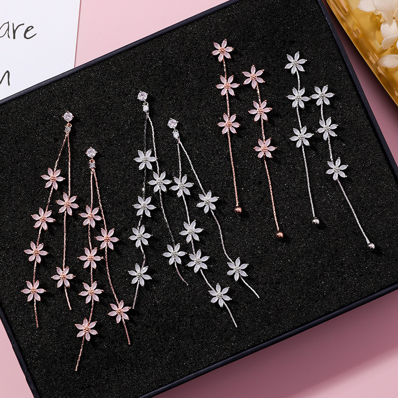 Pembe Kiraz Çiçeği Püsküllü Zirkonya Küpeler