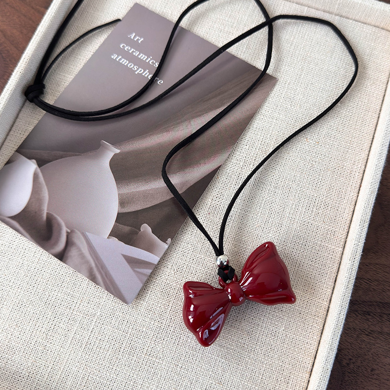 Červený Náhrdelník s Motýlkem z Lana