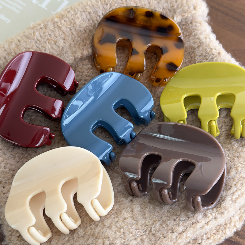 Agrafă de păr în formă de M