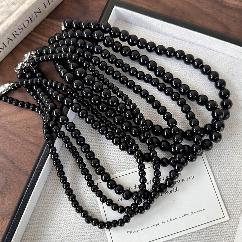 Ожерелье из черных стеклянных бусин