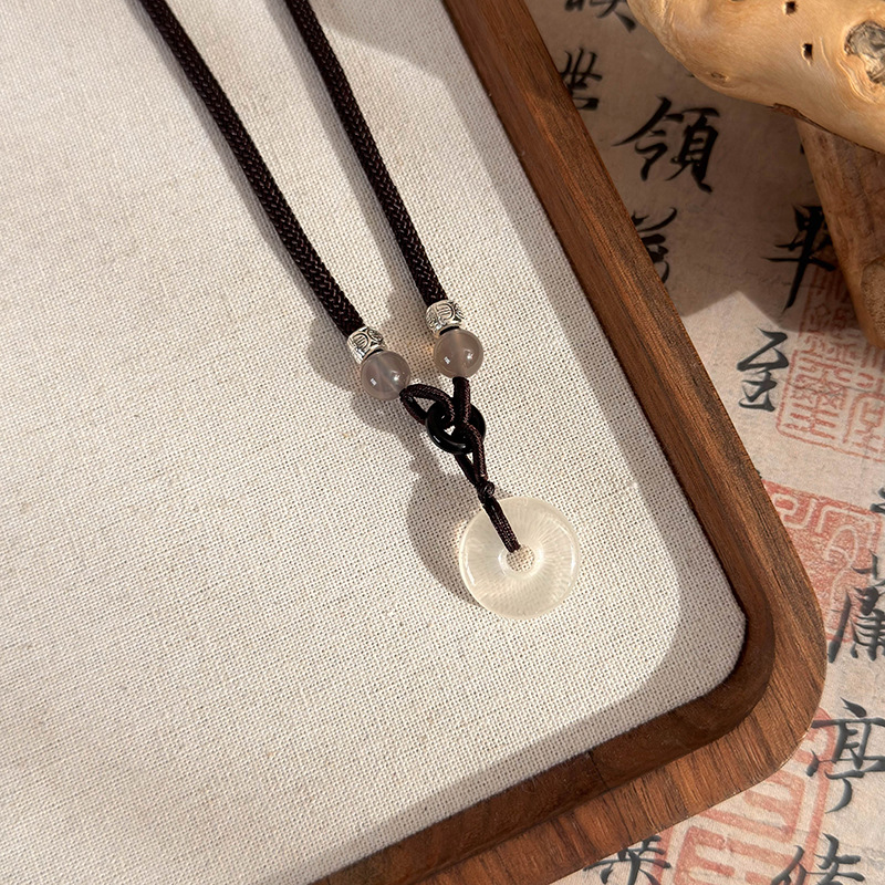 Намисто з бісерним метеликом