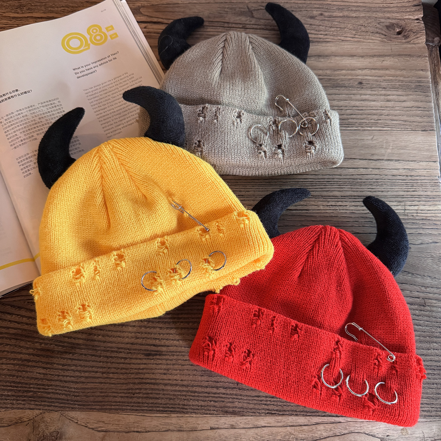 Gorro de Malha Rasgado com Chifres