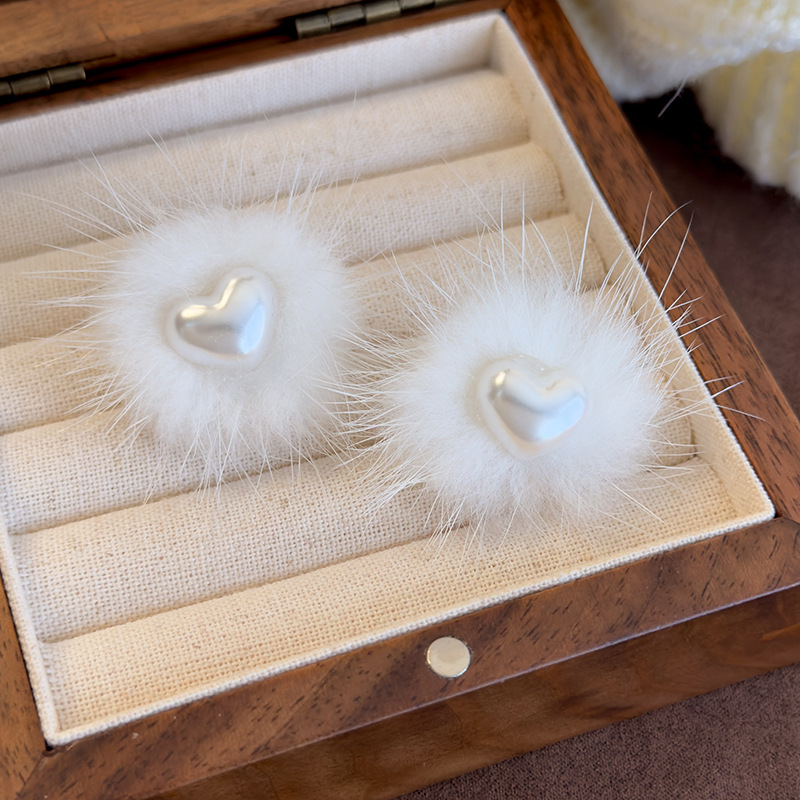 Pendientes de Corazón con Perlas y Piel Sintética