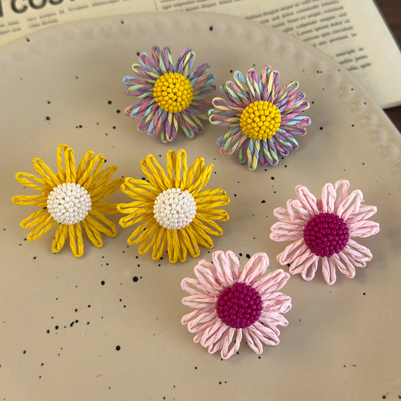 أقراط زهور الرافيا مع الخرز