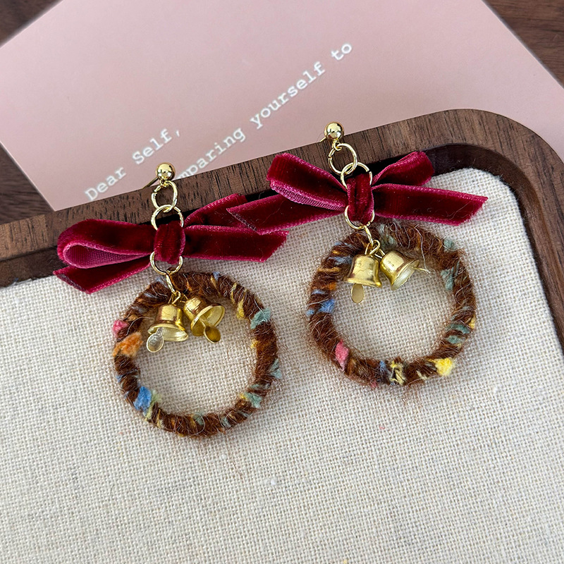 أقراط دائرية مطرزة مع ربطة وقبة