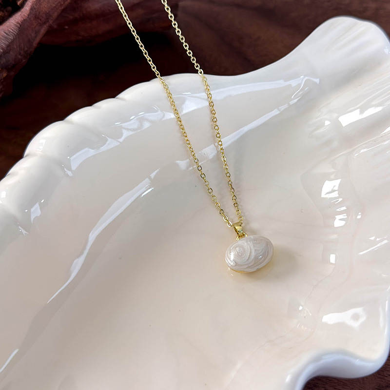 Намисто з підвіскою з бобів акації