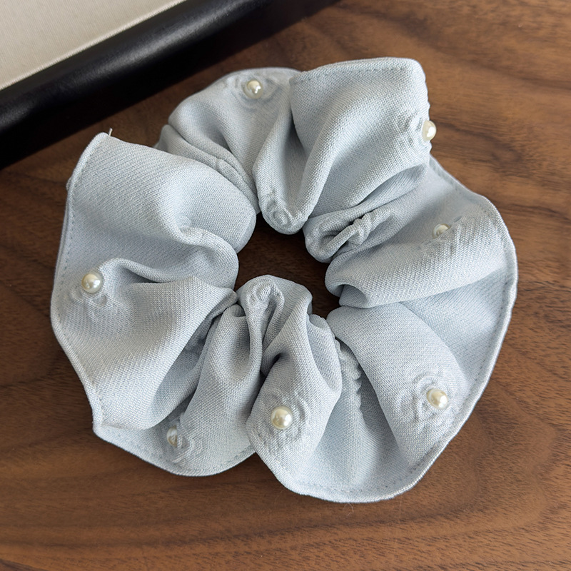 Coleteros y Diademas con Perlas Florales en Relieve