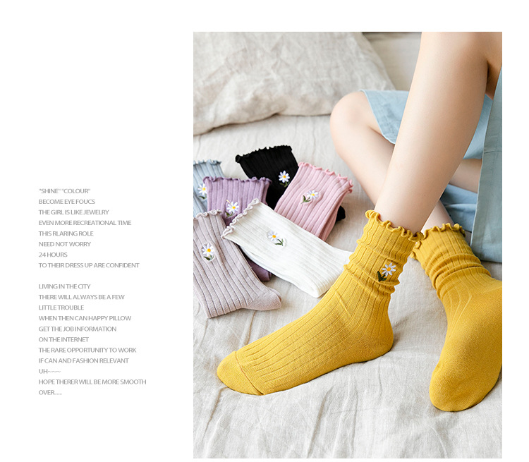 ถุงเท้าผู้หญิงลายดอกเดซี่ปักแบบ Scrunch