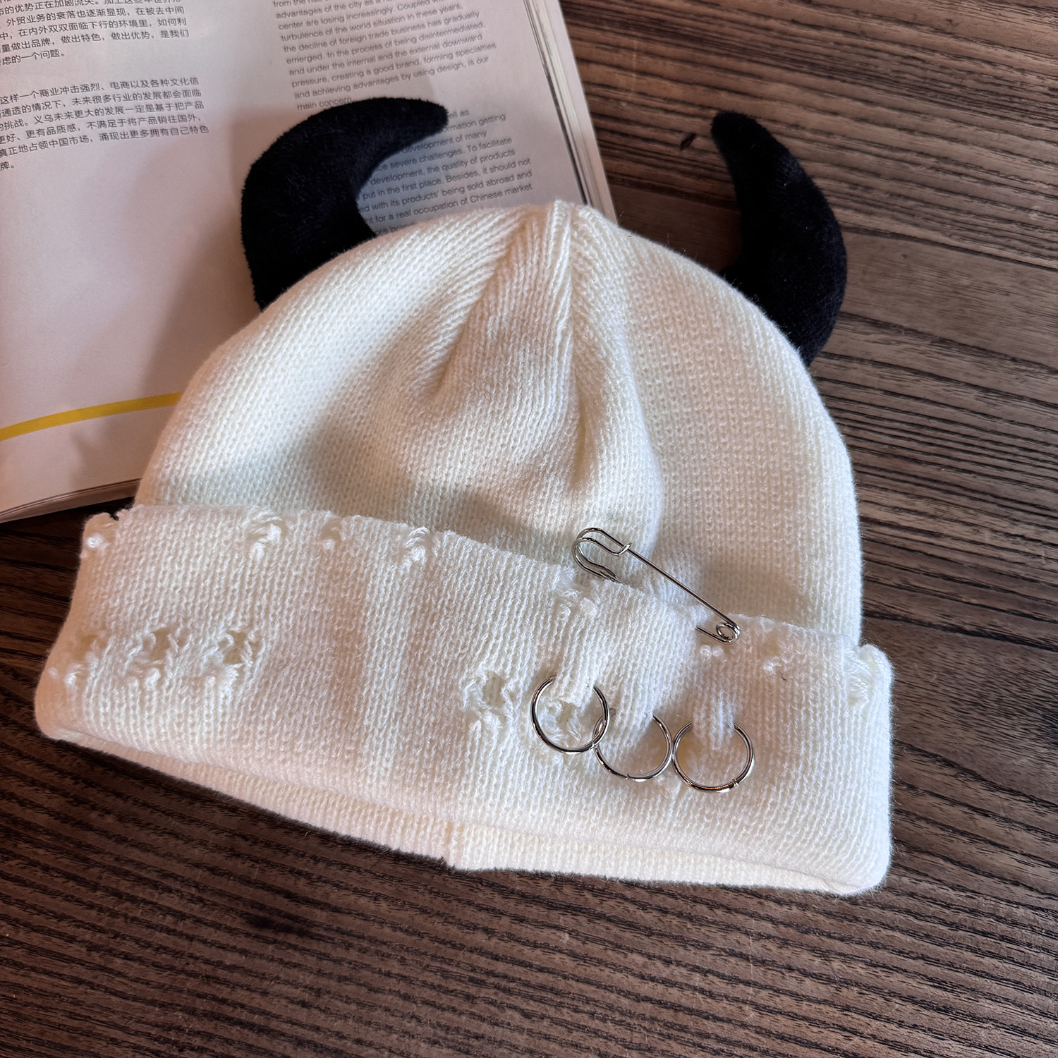 Gorro de Malha Rasgado com Chifres