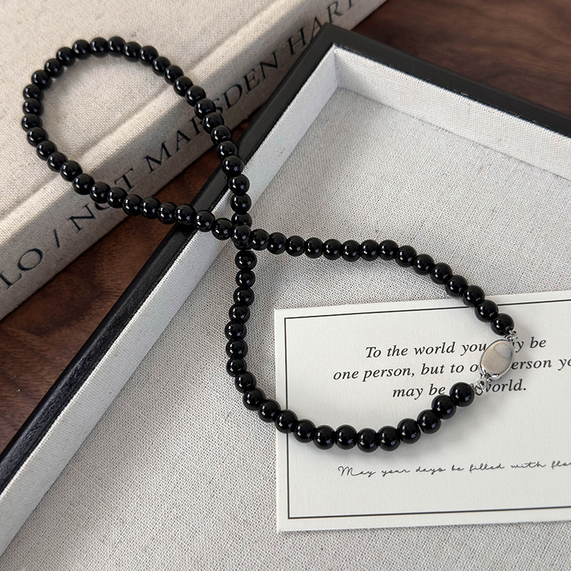 Ожерелье из черных стеклянных бусин