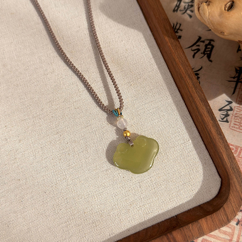 Намисто з бісерним метеликом