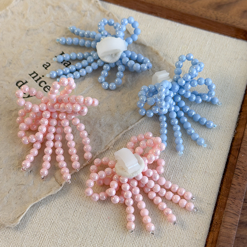 ビーズボウとタッセル付きシュークリップ