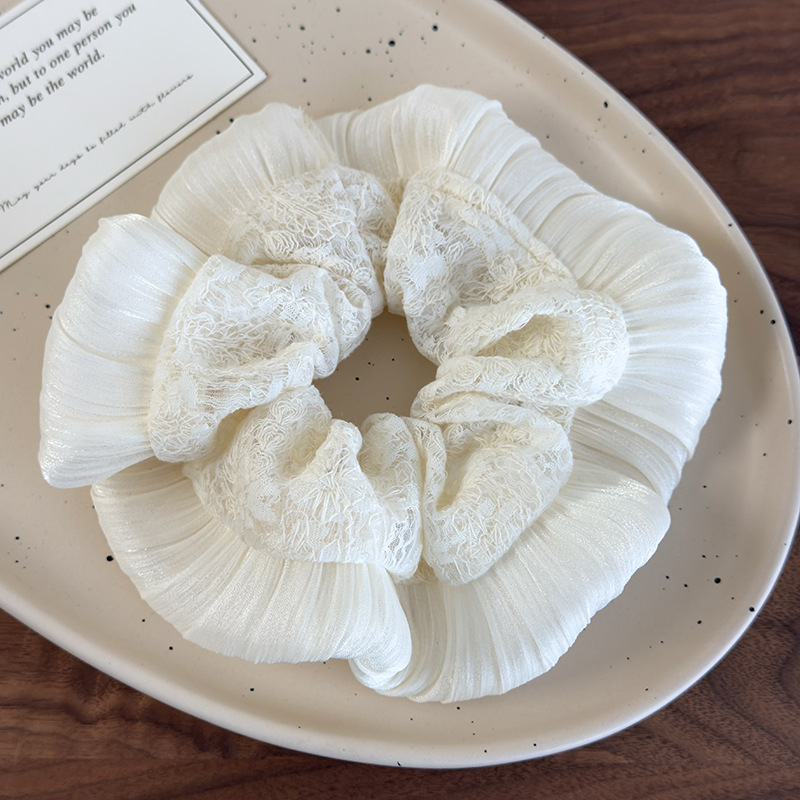 Κεντημένα κορδόνια με οδοντωτή άκρη