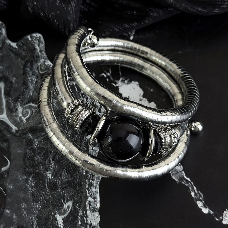 سوار مرن ثلاثي الطبقات بحجر أسود