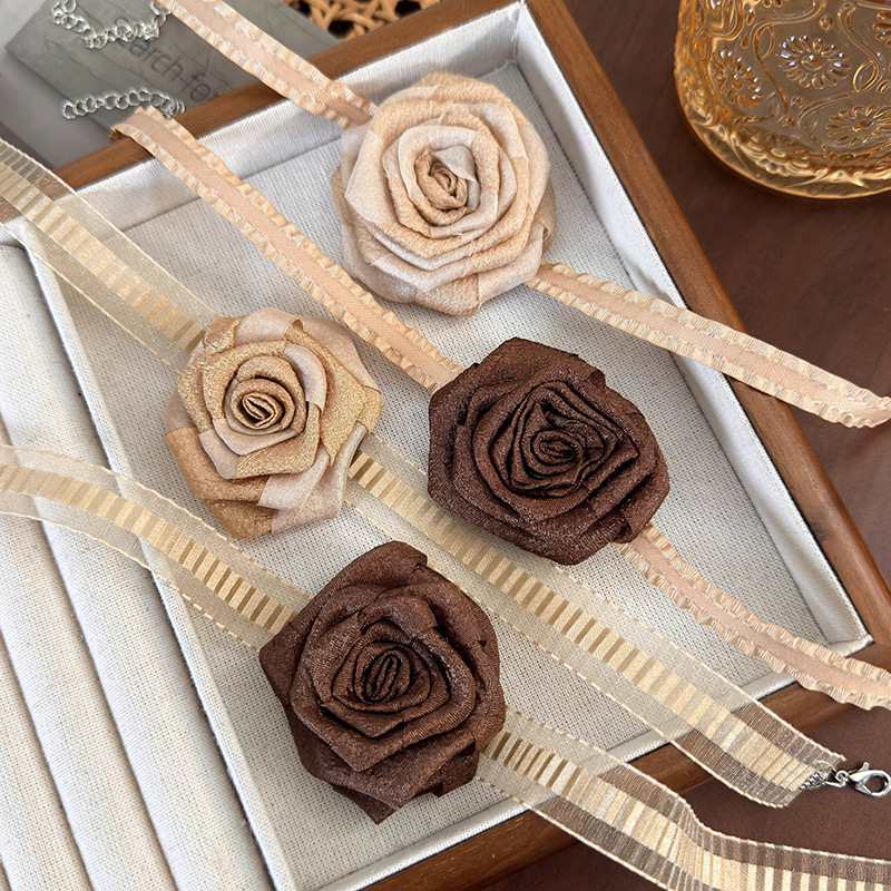 Намисто-чокер із засушеною трояндою