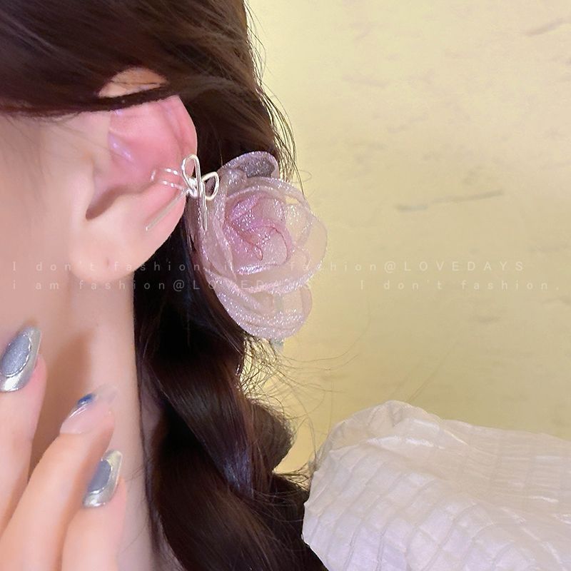 مشبك أذن على شكل قوس شريطي