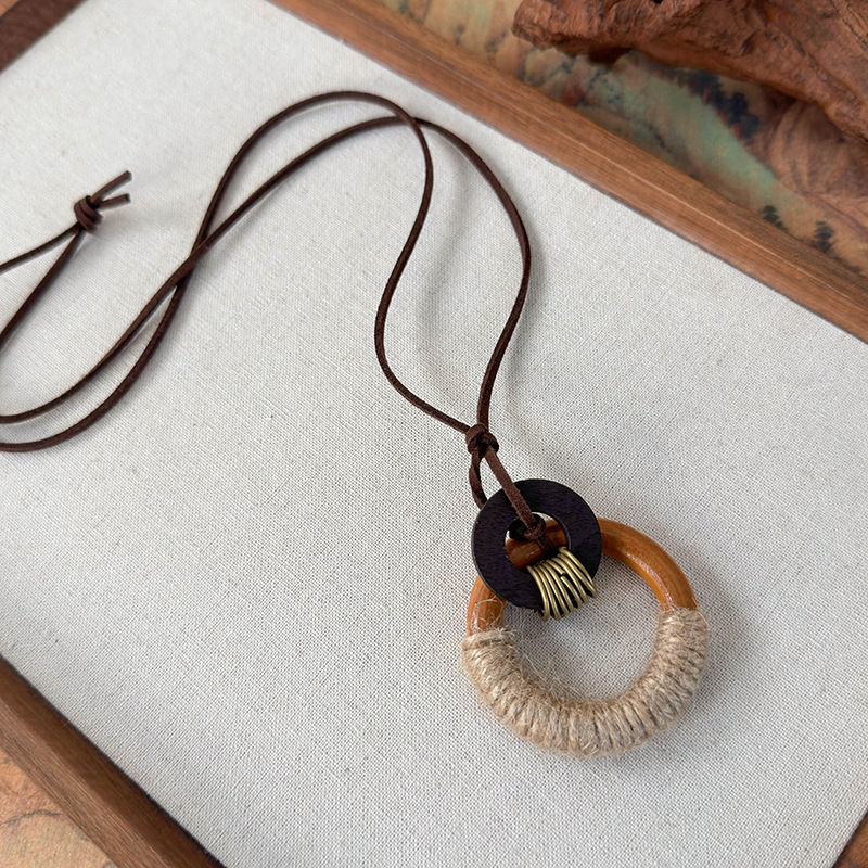 Довге богемне намисто з дерев'яною підвіскою-листком