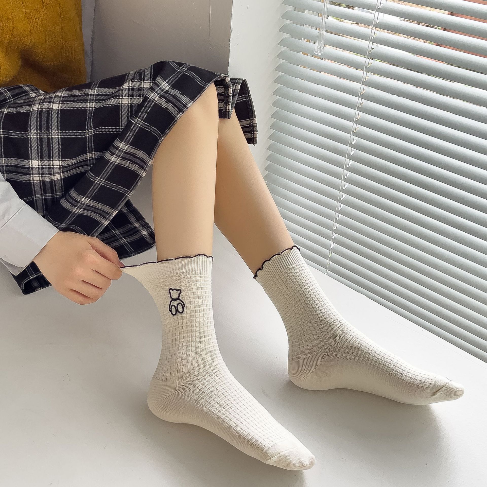 Meias de Cano Médio de Renda com Urso Bordado