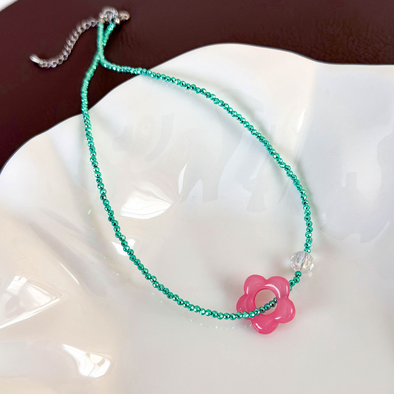 قلادة تشوكر بالخرز والزهور الباستيل