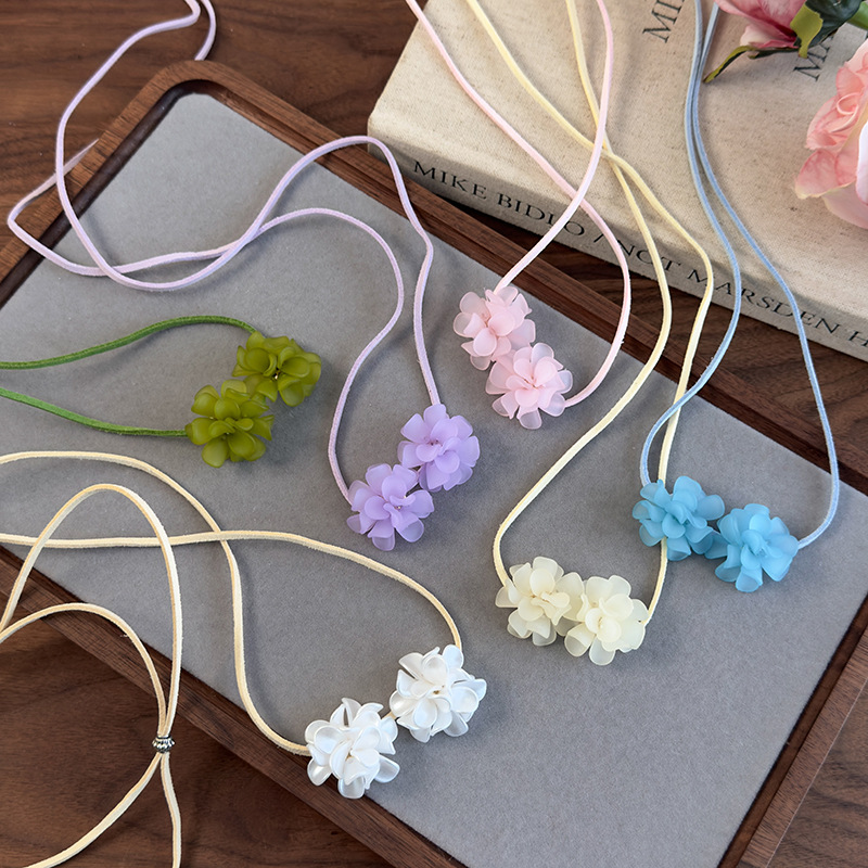 قلادة تشوكر بزهرة الكاميليا